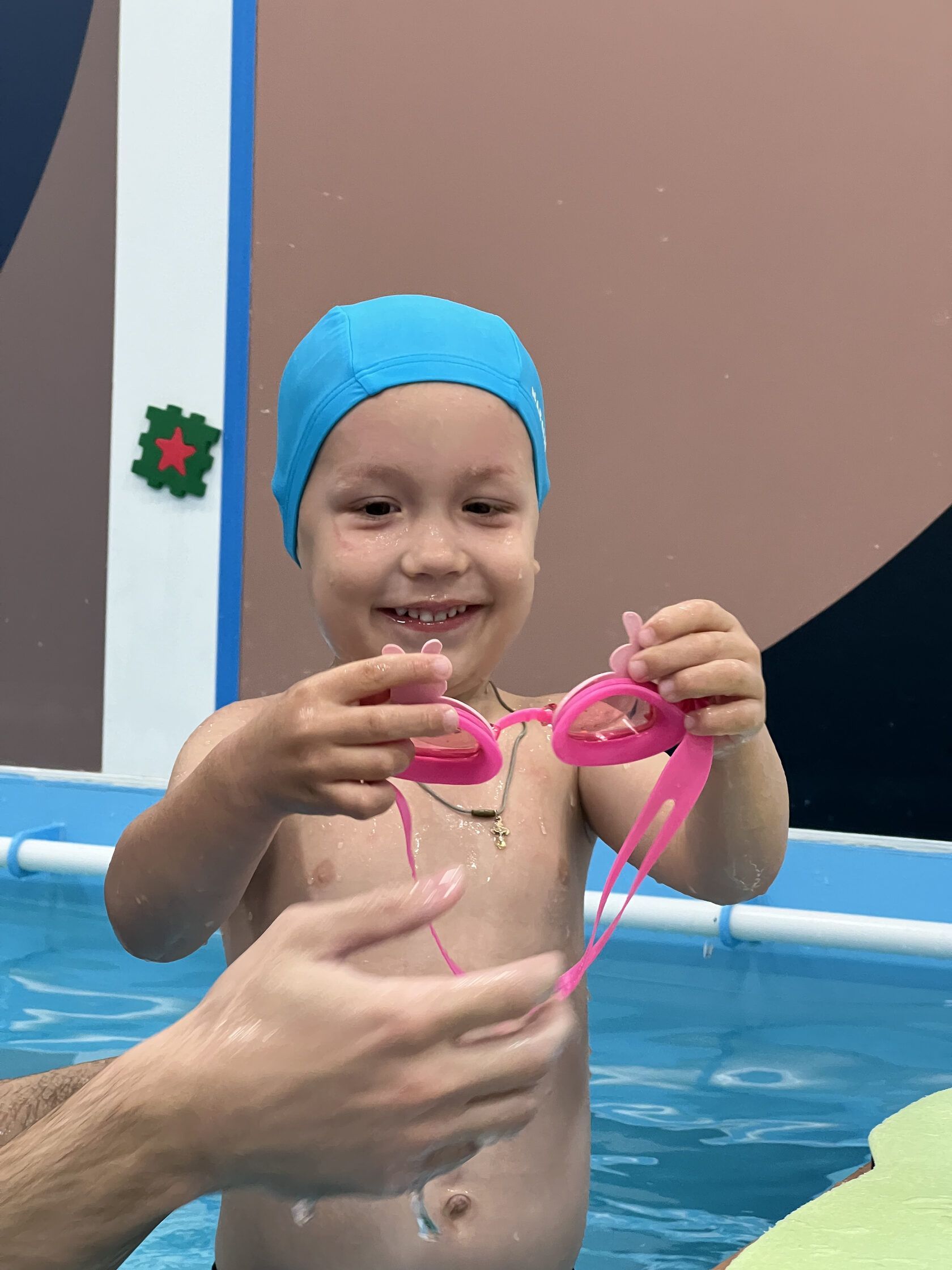 Ребенок с плавательными очками в бассейне